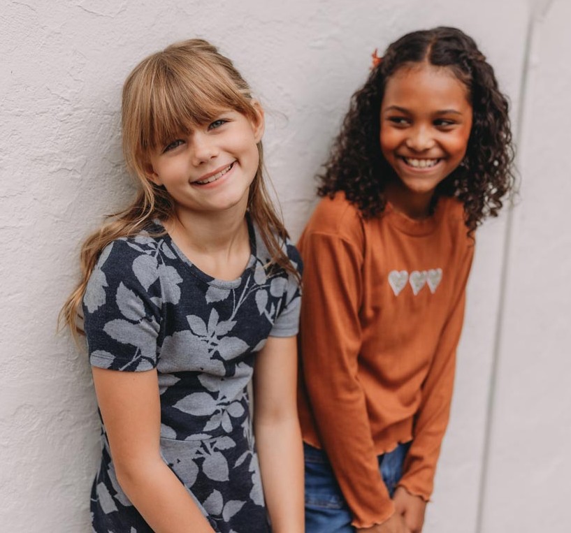 2 teenage girls posing